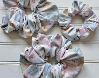 Patchwork Florals Scrunchie, Jumbo Scrunchie, Summertime Scrunchie, Floral Scrunchie, Regular Scrunchie, Adult size scrunchie, Brynnbands,
