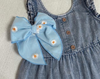 Blue with Daisies Fable, Brynnbands, Fable