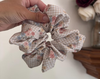 Neutral Scrunchie Gingham Floral