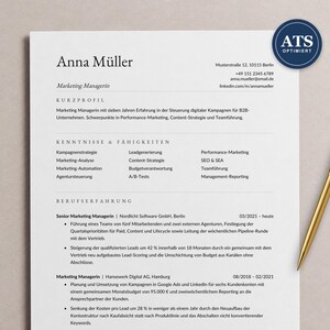 Może przedstawiać: Profesjonalny dokument CV dla menedżera marketingu o nazwisku Anna Müller, zawierający sekcje profilu, umiejętności i doświadczenia zawodowego. Złoty długopis leży po prawej stronie, widoczna jest też niebieska odznaka z napisem ATS OPTIMIERT.