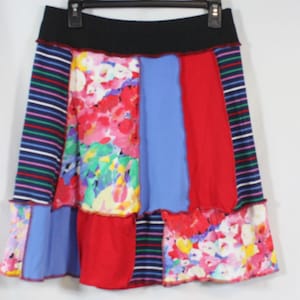 Gonna patchwork sopra il ginocchio in tessuto riciclato, blu e rosso, vivace, taglia M 8/12