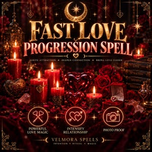 Può includere: Un grafico digitale intitolato FAST LOVE PROGRESSION SPELL con candele rosse, ornamenti a forma di cuore e rose rosse. Il testo include IGNITE ATTRACTION, DEEPEN CONNECTION, BRING LOVE CLOSER, POWERFUL LOVE MAGIC, INTENSIFY RELATIONSHIP, PHOTO PROOF e VELMORA SPELLS.