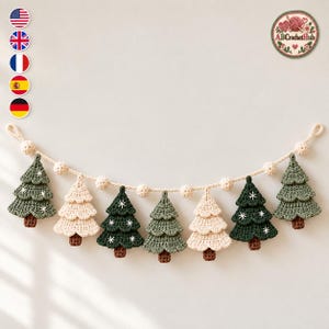 Può includere: Una ghirlanda all'uncinetto con sette alberi di pino che si alternano tra il verde abete e il color crema, appesi a un filo di lana color crema con piccoli accenti sferici. Gli alberi hanno tronchi marroni e piccole stelle bianche.