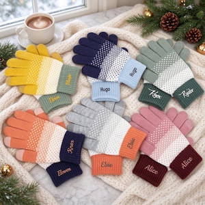 Puede incluir: Seis pares de guantes de punto en varios degradados de color, incluyendo amarillo, azul marino, verde salvia, naranja, gris y rosa. Cada par presenta un patrón de motas blancas en los dedos y un puño acanalado bordado con nombres como Elowen, Hugo, Knox, Ryder, Elsie y Alice.