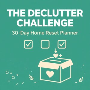 Peut inclure: Une couverture de planificateur numérique sarcelle intitulée THE DECLUTTER CHALLENGE 30-Day Home Reset Planner. Elle présente trois cases à cocher carrées, deux avec des coches, et une illustration crème d'une boîte de don avec un cœur.