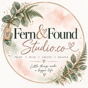 Può includere: Un logo circolare con il testo Fern & Found Studio.co, lo slogan Print, Plan, Create, Relove e Little things make a bigger life. Il design include foglie di felce verdi, rami di eucalipto e una piccola etichetta marrone con un cuore.
