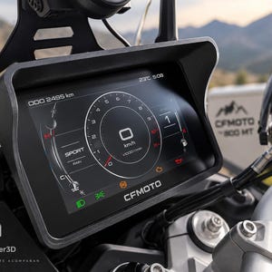 Op de afbeelding: Een digitaal dashboard van een motorfiets met een zwart scherm, witte tekst en grafische elementen. Het display toont de snelheid in km/u, een kilometertellerstand van 2495 km, motortemperatuur, brandstofniveau en het CFMOTO-logo.