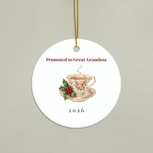Ornament „Beförderung zur Uroma 2026“, Ornament zur Schwangerschaftsverkündung, Weihnachtsgeschenk für Oma (Nana Mimi), Erinnerungsstück in einer Teetasse Bild 2