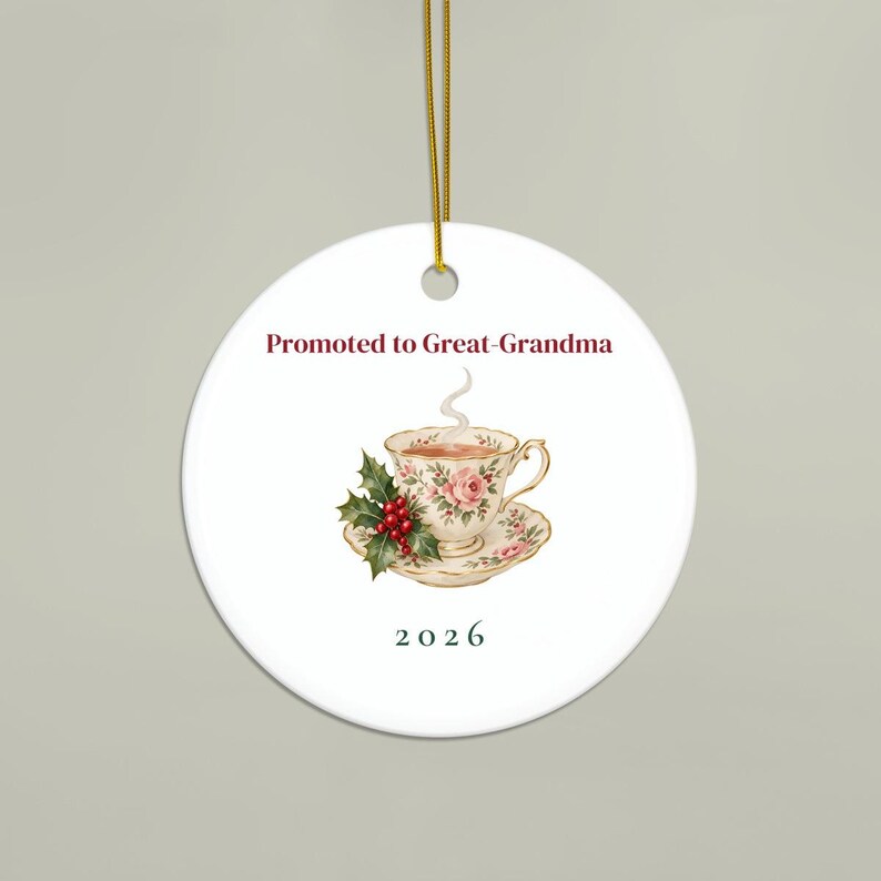 Ornament „Beförderung zur Uroma 2026“, Ornament zur Schwangerschaftsverkündung, Weihnachtsgeschenk für Oma (Nana Mimi), Erinnerungsstück in einer Teetasse Bild 2