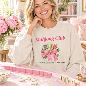 Sudadera del Club de Mahjong, Sudadera personalizada para Grupo de Mahjong, Regalo personalizado para Noche de Mahjong, Sudadera con Fichas de Mahjong con Lazo Rosa imagen 1