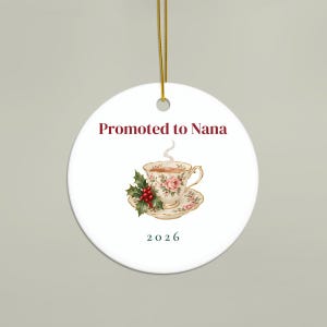 Ornament „Beförderung zur Uroma 2026“, Ornament zur Schwangerschaftsverkündung, Weihnachtsgeschenk für Oma (Nana Mimi), Erinnerungsstück in einer Teetasse Bild 3