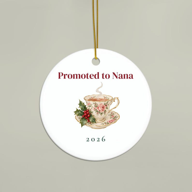 Ornament „Beförderung zur Uroma 2026“, Ornament zur Schwangerschaftsverkündung, Weihnachtsgeschenk für Oma (Nana Mimi), Erinnerungsstück in einer Teetasse Bild 3