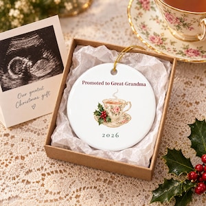 Ornament „Beförderung zur Uroma 2026“, Ornament zur Schwangerschaftsverkündung, Weihnachtsgeschenk für Oma (Nana Mimi), Erinnerungsstück in einer Teetasse Bild 1