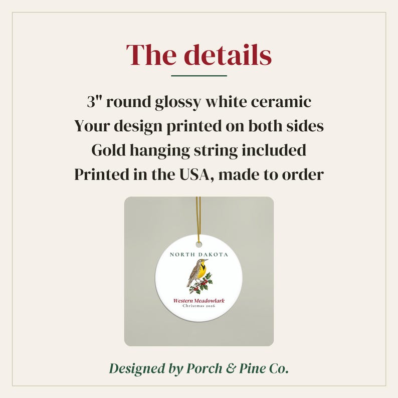 Peut inclure: Une d&eacute;coration en c&eacute;ramique blanche brillante et ronde de 7,62 cm avec une illustration de sturnelle des pr&eacute;s, le texte NORTH DAKOTA et Western Meadowlark Christmas 2026. Elle inclut un cordon dor&eacute; et est imprim&eacute;e sur les deux faces.