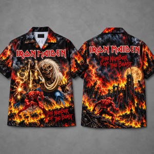 Puede incluir: Una camisa de manga corta con botones que presenta la ilustración del álbum The Number of the Beast de Iron Maiden. El diseño muestra un paisaje infernal en llamas con una gran criatura, un diablo rojo y el logo de la banda en texto rojo y blanco.