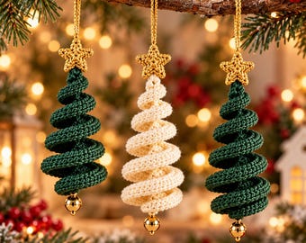 Könnte beinhalten: Drei hängende Ornamente in Form von spiralförmigen Weihnachtsbäumen. Zwei sind dunkelgrün und einer ist cremefarben. Jeder Baum ist mit einem kleinen gehäkelten goldenen Stern versehen und hat eine goldene Kordelschlaufe sowie eine goldene Perle.