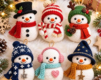 Könnte beinhalten: Sechs gehäkelte Schneemann-Ornamente mit verschiedenen Accessoires, darunter ein schwarzer Zylinder, eine rot-weiß gestreifte Mütze, eine grüne Mütze mit Geweih, eine blaue Schneeflockenmütze, rosa Ohrenschützer und ein blauer Hut mit Sternenmuster.