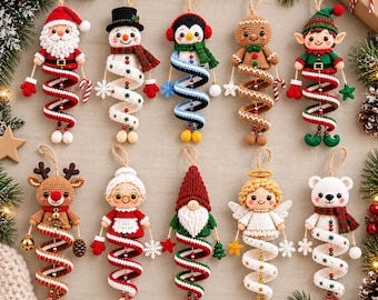 Könnte beinhalten: Ein Set aus zehn gehäkelten Weihnachtsanhängern mit Figuren wie dem Weihnachtsmann, einem Schneemann, einem Pinguin, einem Lebkuchenmann, einem Elf, einem Rentier, Frau Weihnachtsmann, einem Wichtel, einem Engel und einem Eisbären, alle mit spiralförmigem Körper.