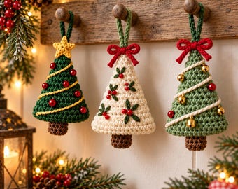 Könnte beinhalten: Drei gehäkelte Weihnachtsbaumschmuckstücke hängen an einem Holzregal. Der erste ist dunkelgrün mit einem gelben Stern, roten Perlen und einer gelben Girlande. Der zweite ist cremefarben mit roten Beeren und einer roten Schleife. Der dritte ist hellgrün mit goldenen Glöckchen.
