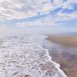 以下が含まれることがあります： 海と砂浜が広がる海岸の風景。打ち寄せる波の白い泡が、濡れたベージュ色の砂の上を洗っています。上空には明るい青空が広がり、点在する白い雲が柔らかく質感のある外観を作り出しています。