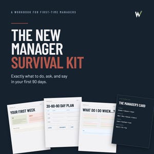 Pode incluir: Um manual intitulado The New Manager Survival Kit com fundo azul escuro e texto em branco e laranja. Inclui páginas intituladas Your First Week, 30-60-90 Day Plan, What Do I Do When...?, e um cartão azul escuro chamado The Manager's Card.