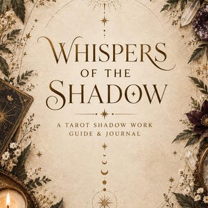 Op de afbeelding: Een boek getiteld Whispers of the Shadow: A Tarot Shadow Work Guide & Journal met een beige kaft voorzien van gouden hemelse symbolen, omringd door donkere bloemen, kristallen, tarotkaarten en een brandende kaars in een gouden houder.