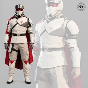 Peut inclure: Un costume complet composé d'une veste tactique blanche et beige avec une cape rouge, un pantalon assorti et un casque à visière rouge. La veste présente un emblème de crâne rouge circulaire sur la poitrine et une ceinture noire à boucle.