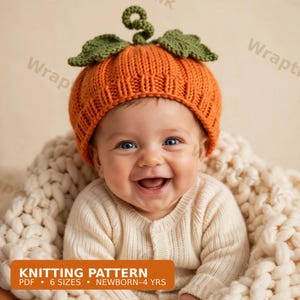 Puede incluir: Un gorro de punto naranja con forma de calabaza, textura acanalada, dos hojas verdes texturizadas y un pequeño tallo rizado en la parte superior. La imagen incluye el texto KNITTING PATTERN PDF 6 SIZES NEWBORN-4 YRS para este patrón.