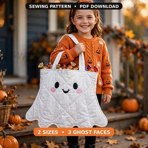 Può includere: Una borsa trapuntata bianca a forma di fantasma con occhi neri ricamati, una bocca sorridente e guance rosa. La borsa è piena di caramelle. Il testo sull'immagine recita SEWING PATTERN • PDF DOWNLOAD e 2 SIZES • 3 GHOST FACES.