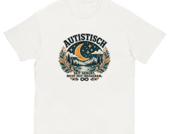 Könnte beinhalten: Ein weißes T-Shirt mit kurzen Ärmeln und einem kreisförmigen Aufdruck, der eine Mondsichel, Sterne, Berge und einen See zeigt. Der Text lautet AUTISTISCH SEIT GEBURT. NICHT SEIT INSTAGRAM. mit einem Unendlichkeitssymbol und Blättern.