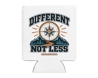 Könnte beinhalten: Ein weißer Dosenkühler aus Schaumstoff mit einem grafischen Design und dem Text DIFFERENT NOT LESS in Dunkelblau. Das Motiv zeigt eine zentrale Kompassrose, einen gewundenen Pfad sowie blaue Bergsilhouetten mit Tannen, akzentuiert durch orange Linien.