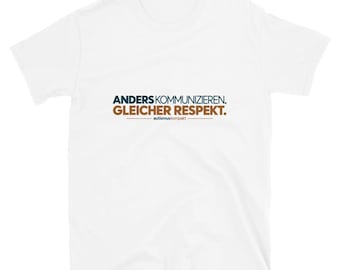 Könnte beinhalten: Ein weißes T-Shirt mit kurzen Ärmeln und dem Text ANDERS KOMMUNIZIEREN. GLEICHER RESPEKT. in dunkelblauer und brauner Schrift, wobei der kleinere Text autismuskompakt unter dem Hauptsatz auf einer dünnen horizontalen Linie zentriert ist.