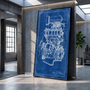 Puede incluir: Una gran pieza de arte mural rectangular enmarcada que presenta un plano técnico blanco detallado de un motor mecánico sobre un fondo azul profundo. La impresión incluye dibujos de líneas intrincados de componentes del motor y texto.