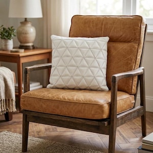 Handgjort vitt läderörngott, geometriskt triangelpatchwork, accentkudde för soffa eller säng,