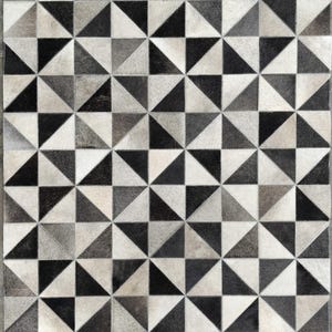 Könnte beinhalten: Ein rechteckiger Teppich aus einzelnen dreieckigen Kuhfellstücken. Die Oberfläche zeigt ein sich wiederholendes geometrisches Muster aus Dreiecken in Schwarz-, Weiß- und Grautönen, die mit sichtbaren Nähten verbunden sind.