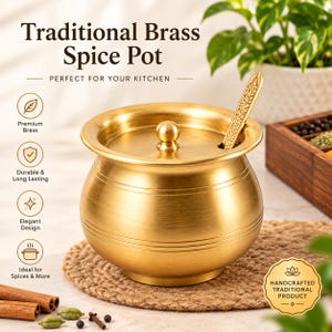 Op de afbeelding: Een ronde kruidenpot van messing met een bijpassend deksel en een kleine decoratieve lepel. De pot heeft een gladde, geborstelde metalen afwerking met horizontale gegraveerde lijnen rond het lichaam en een centrale knop op het deksel.