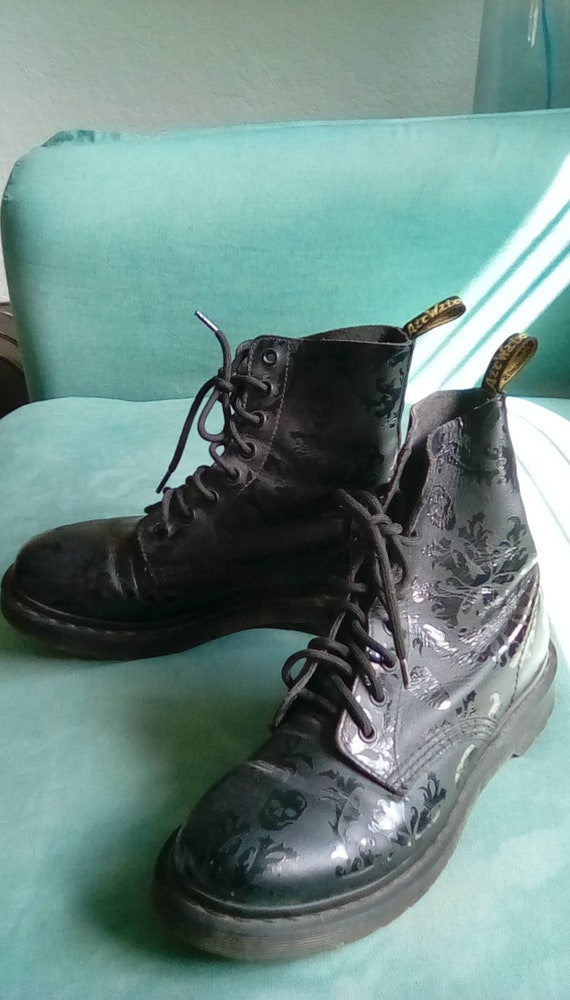 skull dr martens