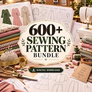 Puede incluir: Un paquete de patrones de costura con una etiqueta central con el texto 600+ SEWING PATTERN BUNDLE y DIGITAL DOWNLOAD. La escena incluye pilas de tela doblada, un alfiletero con alfileres, una cinta métrica, tijeras doradas, botones y máquina.