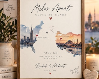 Könnte beinhalten: Ein gerahmter Kunstdruck mit einer Karte, die New York und Istanbul mit einer gestrichelten Flugroute und Herzsymbolen verbindet. Der Text lautet Miles Apart Close at Heart, 7.839 KM, Different Places Same Love, Rachel & Mehmet, Since 2024.
