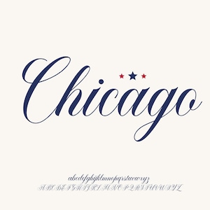 Può includere: La parola Chicago è scritta in un carattere corsivo blu scuro. Sopra le lettere ci sono tre piccole stelle: due stelle rosse ai lati e una stella blu al centro. Sotto è visualizzato l'alfabeto completo in maiuscolo e minuscolo.