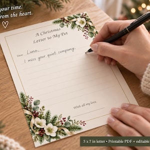 Peut inclure: Un modèle de lettre crème de 12,7 x 17,8 cm avec une bordure dorée et des illustrations florales de Noël composées de pin, de baies et de fleurs blanches. Le texte indique A Christmas Letter to My Pet, Dear Luna, I miss your quiet company, With all my love.