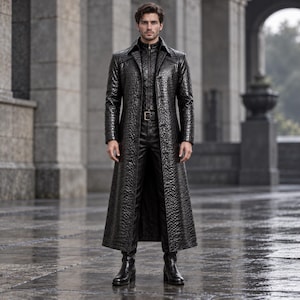 Könnte beinhalten: Ein langer schwarzer Trenchcoat mit texturiertem Krokodilleder-Muster, getragen über einem passenden schwarzen Hemd mit Reißverschluss und einer schwarzen Hose. Der Mantel hat einen breiten Kragen, lange Ärmel und eine strukturierte Passform.