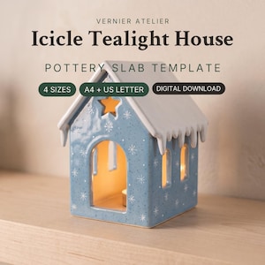 Può includere: Un portacandele in ceramica a forma di casa blu con tetto bianco caratterizzato da dettagli a forma di ghiaccioli e motivi a fiocchi di neve bianchi. Testo: VERNIER ATELIER Icicle Tealight House POTTERY SLAB TEMPLATE 4 SIZES A4 + US LETTER DIGITAL DOWNLOAD.