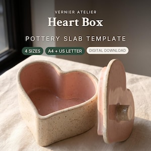 Può includere: Una scatola in ceramica a forma di cuore con esterno color crema maculato e interno rosa liscio, accompagnata da un coperchio abbinato con un piccolo pomello. Testo: VERNIER ATELIER Heart Box POTTERY SLAB TEMPLATE 4 SIZES A4 + US LETTER DIGITAL DOWNLOAD.