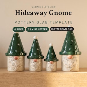Peut inclure: Un modèle de plaque de poterie numérique pour un Hideaway Gnome par Vernier Atelier. L'image montre quatre figurines de gnome en céramique de tailles variées, chacune avec une base blanche tachetée, un nez rose et un chapeau conique vert foncé.
