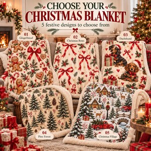 Può includere: Cinque coperte festive con sfondo color crema e bordo in stile sherpa. I disegni includono omini di pan di zenzero, fiocchi rossi, bassotti con regali, alberi di pino e una scena di villaggio natalizio con camion rossi e cervi, numerate da 01 a 05.