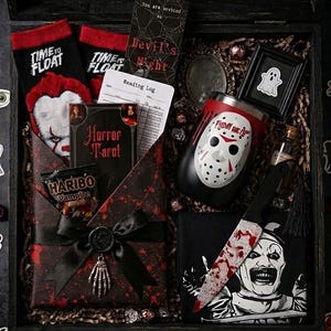 Puede incluir: Una caja de regalo de terror que contiene calcetines negros con Pennywise, una baraja de Tarot de terror, dulces Haribo Vampire, un registro de lectura, un vaso con diseño de máscara de hockey, un cuchillo de utilería y una camiseta.