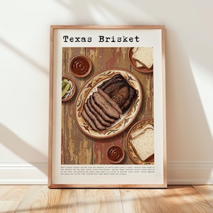 Puede incluir: Una lámina enmarcada titulada Texas Brisket que presenta una ilustración de falda de ternera en rodajas sobre un plato estampado, acompañada de cuencos con salsa, pepinillos y rebanadas de pan blanco sobre una mesa de madera rústica.