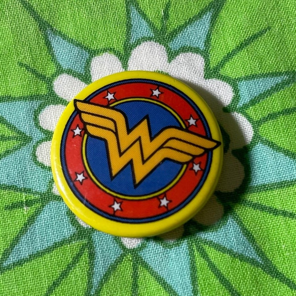 VINTAGE 1995 Wonder Woman Small Pinback Button | DC Comics | S46
