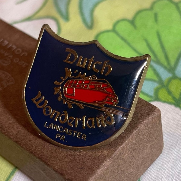 VINTAGE Dutch Wonderland Amusement Park Enamel Lapel Pin | Lancaster, Pennsylvania | 12P